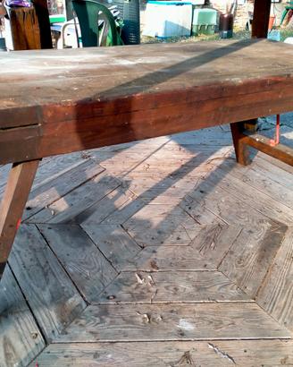 tavolo in legno da falegname con piedi pieghevoli.
