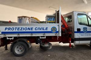IVECO DAILYcon GRU e RIBALTABILE TRILATERALE