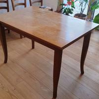 Tavolo in legno massiccio