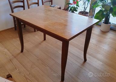 Tavolo in legno massiccio