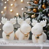 Set di candele decorative a forma di renna.