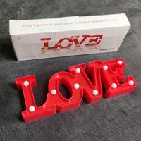 Lampada decorativa a LED a forma di scritta "LOVE"