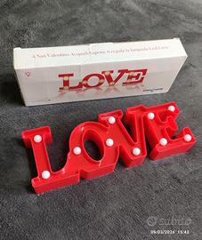 Lampada decorativa a LED a forma di scritta "LOVE"