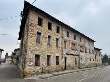 Rustico / Casale di 360 m² con più di 5 locali e b