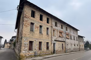 Rustico / Casale di 360 m² con più di 5 locali e b