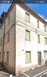 Appartamento con 3 camere,due bagni vicino centro