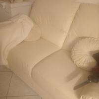 divano  beige in pelle 