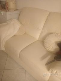 divano  beige in pelle 