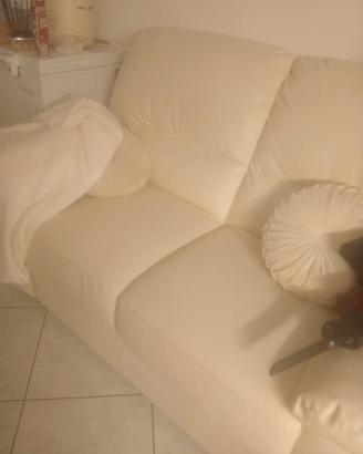 divano  beige in pelle 
