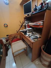 scrivania con sedia