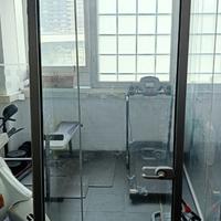 Porta a vetro con telaio in alluminio 