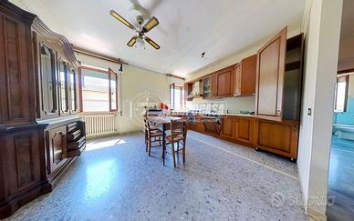 Appartamento al piano terra con due camere e due b