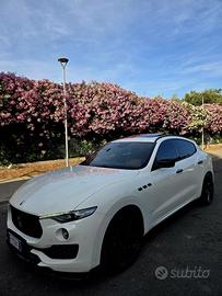 AUTO MASERATI LEVANTE