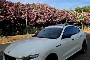 AUTO MASERATI LEVANTE
