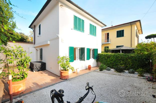 Casa a pianterreno con giardino e posto auto