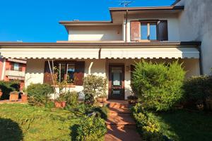 Villa bifamiliare ampie metrature