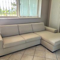 Divano in tessuto 4 posti con penisola.