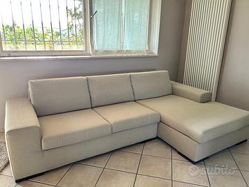 Divano in tessuto 4 posti con penisola.