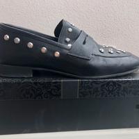 Mocassino borchiato