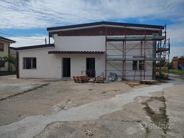 Appartamenti con capannone e terreno