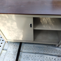 Mobile basso con ante scorrevoli e top in legno