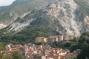 Terreno con casa antica in pietra in zona cave