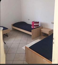 2 letti singoli + comodino in legno massello 