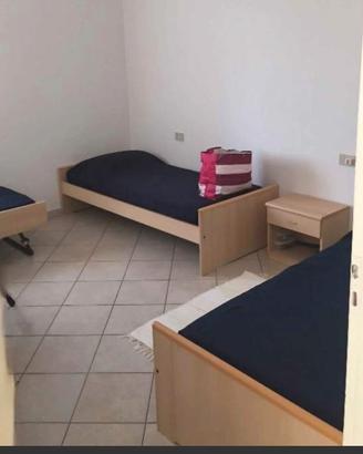 2 letti singoli + comodino in legno massello 