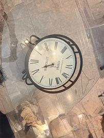 tavolo in vetro con orologio