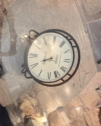 tavolo in vetro con orologio