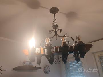 Lampadario in ferro battuto e legno
