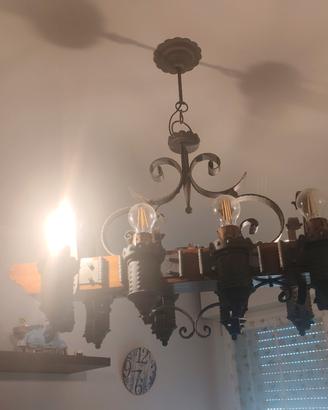 Lampadario in ferro battuto e legno