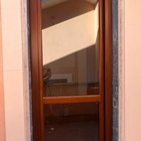 Porta finestra in legno massello color noce