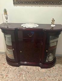 Elegante credenza sagomata con vetrine laterali