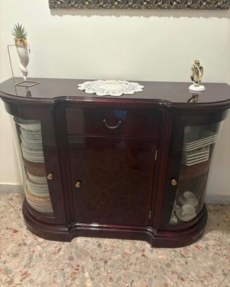 Elegante credenza sagomata con vetrine laterali