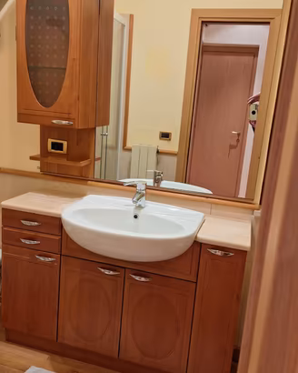 Mobile da bagno con ripiano in marmo 