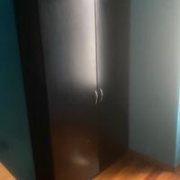 Armadio con ripiani interni