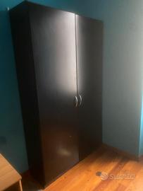 Armadio con ripiani interni