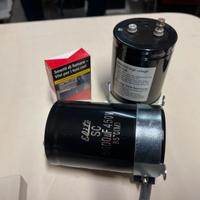 Coppia di condensatori di livellamento nuovi