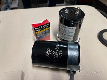 Coppia di condensatori di livellamento nuovi