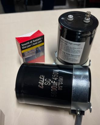 Coppia di condensatori di livellamento nuovi