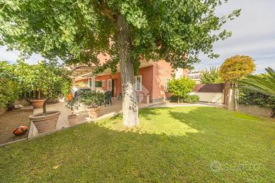 VILLA A SCHIERA D'ANGOLO A ROMA