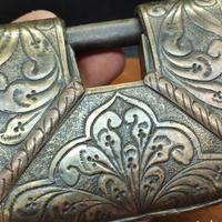 Antico lucchetto decorato in ottone con chiave