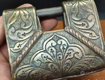 Antico lucchetto decorato in ottone con chiave