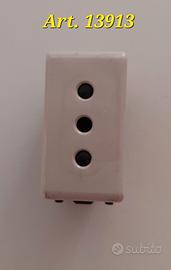 Presa elettrica BTICINO TEKNE 13913 usata