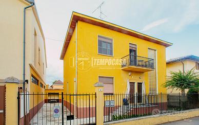 TRILOCALE IN VILLA CON BOX AUTO