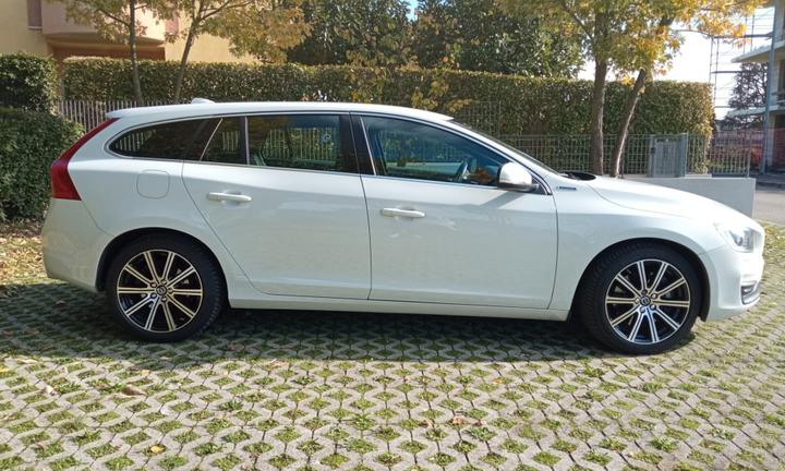 VOLVO V60 D6 Twin Engine Geartronic Momentum