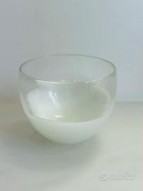 Vaso sferico in vetro trasparente e bianco