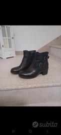 stivaletti pelle nera con tacco