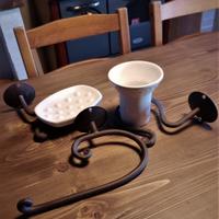 Accessori bagno vintage in ferro battuto e ceramic